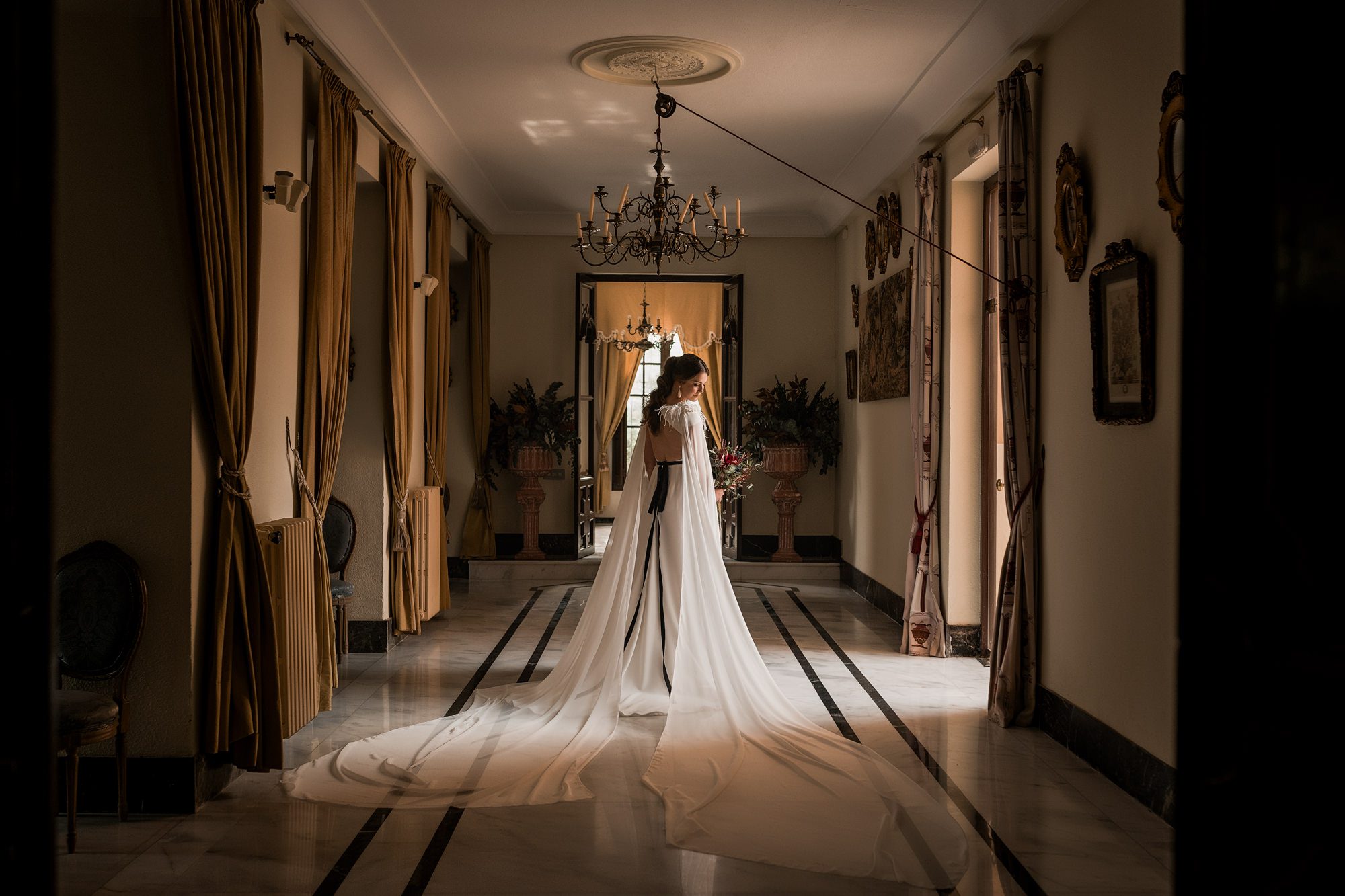 Foto de la novia revisando su vestido antes de la boda.